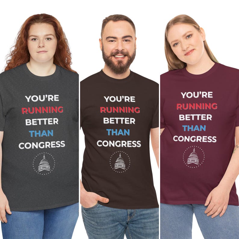 Pu&ograve; includere: Tre magliette con la scritta "YOU'RE RUNNING BETTER THAN CONGRESS" in bianco, rosso e blu. Le magliette sono grigio scuro, marrone e bordeaux. Ogni maglietta ha una grafica di un edificio.