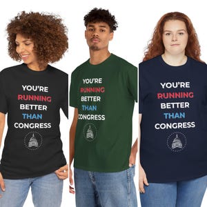 Pu&ograve; includere: Tre magliette a maniche corte, nere, verdi e blu navy. Ogni maglietta presenta il testo "YOU'RE RUNNING BETTER THAN CONGRESS" in rosso, blu e bianco, con una grafica del Campidoglio.