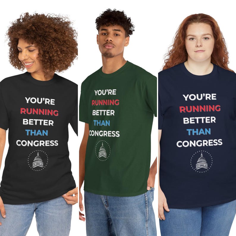 Pu&ograve; includere: Tre magliette a maniche corte, nere, verdi e blu navy. Ogni maglietta presenta il testo "YOU'RE RUNNING BETTER THAN CONGRESS" in rosso, blu e bianco, con una grafica del Campidoglio.
