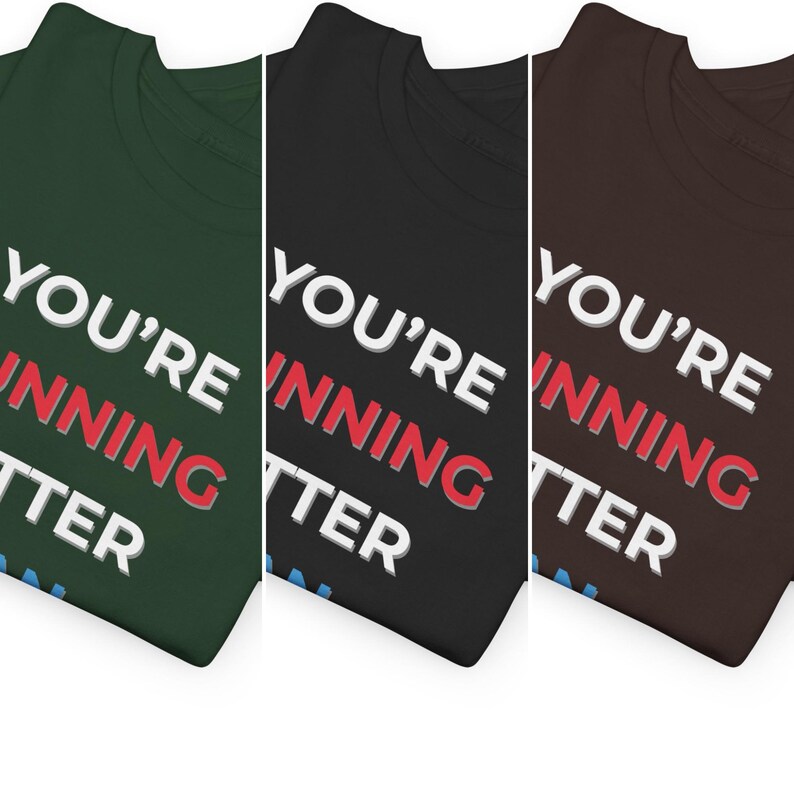 Pu&ograve; includere: Tre magliette in diversi colori: verde scuro, nero e marrone. Ogni maglietta mostra il testo "YOU'RE WINNING BETTER" in lettere bianche e rosse. Le magliette sono piegate, mostrando il testo.