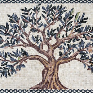 Puede incluir: Mosaico de un olivo. El árbol tiene un tronco y ramas marrones con hojas verdes oscuras y azules. El fondo está compuesto por pequeñas baldosas blanquecinas, y el borde es un patrón geométrico azul oscuro.