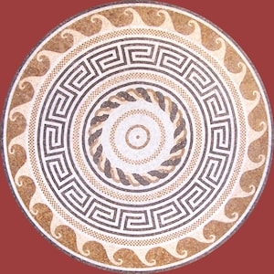 Op de afbeelding: Ronde mozaïektegel met een Grieks sleutelpatroon in bruin-, beige- en wittinten. Het ontwerp heeft concentrische cirkels, een touwachtige rand en een golvende rand. De tegel is geplaatst tegen een rode achtergrond.