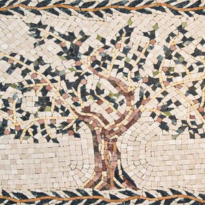 Peut inclure: Une œuvre d'art en mosaïque représentant un arbre avec un tronc et des branches bruns, orné d'éléments verts et roses. L'arbre est placé sur un fond beige clair et encadré par une bordure de feuilles noires et marron.