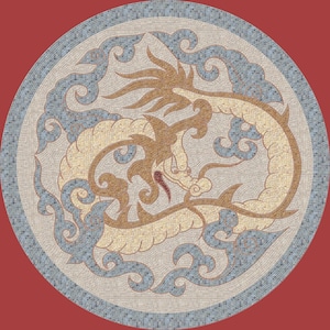 Puede incluir: Diseño de mosaico circular con un dragón dorado con una lengua roja y detalles intrincados. El dragón está rodeado de nubes arremolinadas azules y blancas, sobre un fondo beige claro. El diseño está enmarcado por un borde azul claro, todo sobre un fondo rojo.