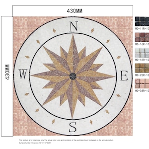 Peut inclure: Une mosaïque en forme de boussole avec un motif central en étoile dans des tons de marron et beige, entourée d'une bordure circulaire. Les points cardinaux sont indiqués. Dimensions : 430 mm x 430 mm.