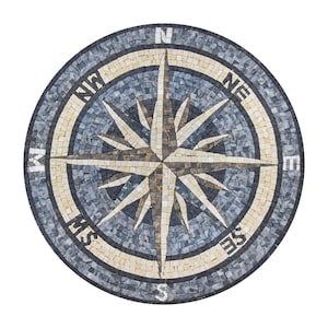 Peut inclure: Une rose des vents circulaire en mosaïque dans les tons de gris, beige et marron. Les points cardinaux sont indiqués : N, S, E et W, ainsi que les points intermédiaires : NE, SE, SW et NW.