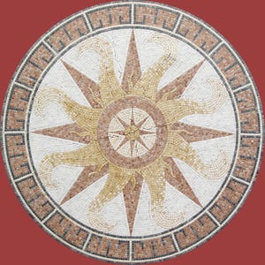 Peut inclure: Mosaïque circulaire avec un motif de soleil en beige, marron et blanc. Le soleil a des rayons ondulés stylisés et une étoile centrale. La mosaïque est encadrée par une bordure avec un motif géométrique.