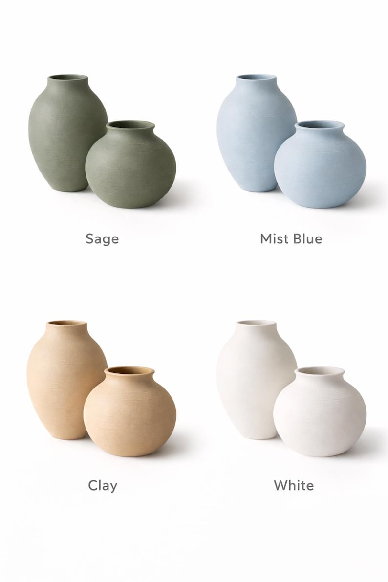 Pu&ograve; includere: Quattro set di vasi in ceramica nei colori salvia, blu nebbia, argilla e bianco. Ogni set include un vaso pi&ugrave; grande e uno pi&ugrave; piccolo con corpo arrotondato e collo stretto. Il testo etichetta ogni colore.
