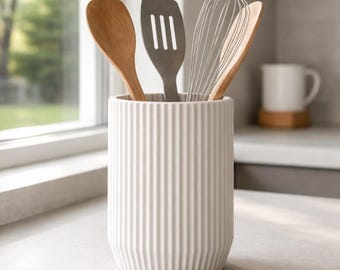 Organizador de utensílios de cozinha moderno e minimalista com suporte canelado para bancada, ideal para guardar utensílios de cozinha e outros itens.
