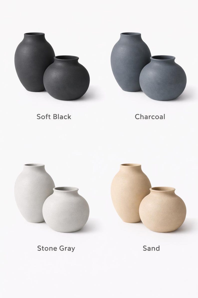 Pu&ograve; includere: Quattro coppie di vasi in ceramica in vari colori: nero morbido, carbone, grigio pietra e sabbia. Ogni coppia include un vaso pi&ugrave; grande e uno pi&ugrave; piccolo, di forma arrotondata e con collo stretto. I vasi sono esposti su sfondo bianco.
