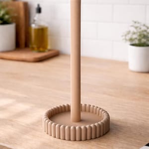 Puede incluir: Un letrero de madera hecho a mano con la palabra "Welcome" en una fuente juguetona. El letrero presenta un fondo blanco desgastado y un marco marr&oacute;n oscuro. Un peque&ntilde;o coraz&oacute;n decorativo est&aacute; adjunto en la parte inferior.