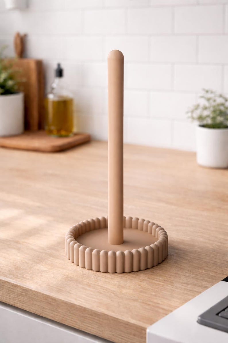 Puede incluir: Un letrero de madera hecho a mano con la palabra "Welcome" en una fuente juguetona. El letrero presenta un fondo blanco desgastado y un marco marr&oacute;n oscuro. Un peque&ntilde;o coraz&oacute;n decorativo est&aacute; adjunto en la parte inferior.