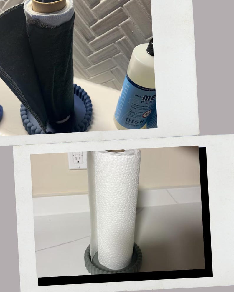 Puede incluir: Un rollo de papel de cocina reutilizable con tela gris oscuro por fuera y blanca por dentro, sostenido por una base circular azul. Una segunda imagen muestra un rollo de papel blanco sobre una base circular gris junto a un jab&oacute;n.