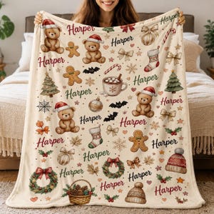 Puede incluir: Una manta de forro polar color crema con un patrón navideño repetitivo de ositos de peluche con gorros de Papá Noel, hombres de jengibre, calcetines, adornos, lazos y abetos. El nombre Harper está impreso en letra cursiva por todo el diseño.