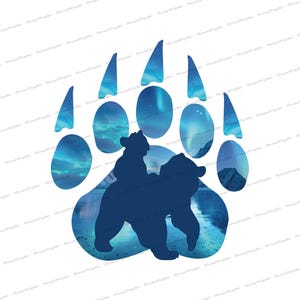 Puede incluir: Un diseño de huella de pata de oso azul oscuro con una silueta de oso y osezno. Las almohadillas de las patas están llenas de un paisaje de montañas y un cielo nocturno con la aurora boreal. El fondo es blanco.