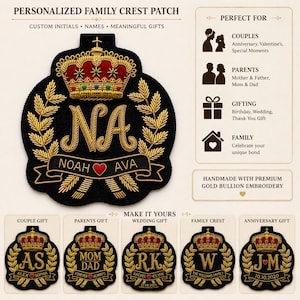 Op de afbeelding: Een zwarte stoffen patch met gouden borduursels van een kroon boven de initialen NA en een lint met de tekst NOAH, een rood hart en AVA. De patch is omringd door gouden korenaren en bevat voorbeelden van tekst.