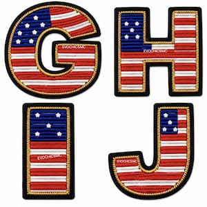 Op de afbeelding: Vier geborduurde patches in de vorm van de letters G, H, I en J. Elke letter heeft een rood, wit en blauw Amerikaans vlagpatroon met witte sterren op een blauw veld, rode en witte strepen, en een gouden rand met zwarte omlijning. Tekst leest EVOCHICSMC.