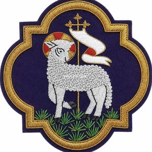 Puede incluir: Un parche bordado en forma de cuatrifolio que muestra un cordero blanco con un halo rojo y dorado, de pie sobre hierba verde. El cordero sostiene un bastón alto con una bandera blanca. El diseño está sobre un fondo morado con borde dorado.