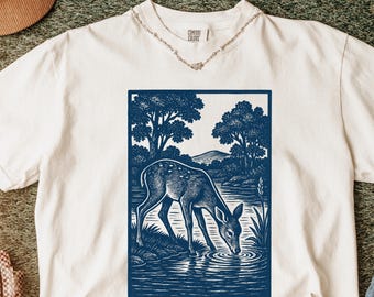 Vintage Block Print Deer Shirt, rustikales grafisches T-Shirt, Komfortfarben, Cabin Core T-Shirt, Waldtier, Naturliebhaber Geschenk