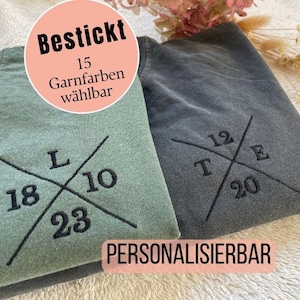 Personalisiertes T-Shirt mit Stickerei – Besticktes Shirt mit Initialen oder Jahr, Geschenk idee für Mama, Papa & Paare zu Weihnachten