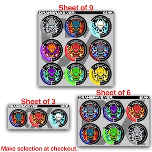 Puede incluir: Una colecci&oacute;n de pegatinas circulares etiquetadas DRANBRAVE VER. S1XK con cabezas de drag&oacute;n estilizadas rodeadas de llamas en varios colores, incluyendo rojo, azul, morado, verde, amarillo y blanco, presentadas en tres hojas de 3, 6 y 9.
