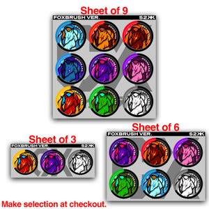 Puede incluir: Una colecci&oacute;n de pegatinas circulares con un gr&aacute;fico de cabeza de zorro estilizado con detalles en forma de llama. Las pegatinas est&aacute;n dispuestas en hojas etiquetadas como FOXBRUSH VER. S2XK, disponibles en juegos de tres, seis o nueve unidades.