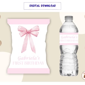 Könnte beinhalten: Digitaler Download mit einer rosa Schleife und dem Text "Gabriela's First Birthday" auf weißem Hintergrund. Eine Wasserflasche mit passendem Etikett und Luftballons sind ebenfalls abgebildet. Die Worte "Digital Download" stehen in einem blauen Feld.