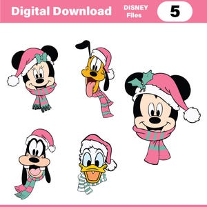 Puede incluir: Descarga digital con cinco ilustraciones de personajes de Disney. Minnie Mouse, Pluto, Mickey Mouse, Goofy y Donald Duck están representados con gorros de Papá Noel rosas y bufandas a rayas. El texto "Digital Download" y "Disney Files" está en la parte superior.