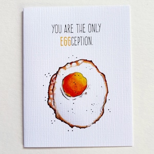 Pode incluir: Um cartão branco com texto preto que diz "You are the only eggception." Uma ilustração desenhada à mão de um ovo frito com uma gema amarela está abaixo do texto.