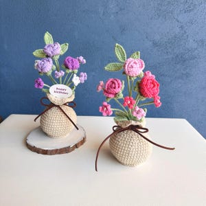 Könnte beinhalten: Rustikales Holzschild mit dem Text "Welcome to our home" in weißen Buchstaben. Das Schild hat eine Used-Optik und ein schlichtes, einladendes Design, perfekt für eine Veranda oder einen Eingangsbereich.