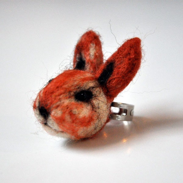 Mrs. Foxy, ring with a needle felted rabbit