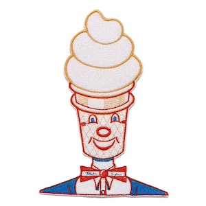 Puede incluir: Parche bordado con un personaje de cono de helado sonriente con una parte superior de remolino blanco y un cono rojo y beige. El personaje tiene ojos azules, una pajarita roja y un atuendo azul y blanco. El texto "Mehr S-fer" está en la pajarita.