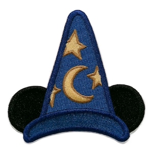 Peut inclure: Un écusson de chapeau de magicien bleu avec des étoiles dorées et un croissant de lune. L'écusson comprend des oreilles de souris noires de chaque côté. Cet écusson brodé est un accessoire amusant pour les vêtements ou les sacs.