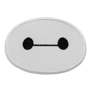 Pode incluir: Patch bordado branco oval com um desenho de rosto de desenho animado. O rosto apresenta dois círculos pretos ligados por uma linha preta. O patch tem uma borda branca. O design é simples e reconhecível.