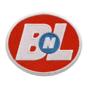 Pode incluir: Patch bordado com fundo circular vermelho e costuras brancas. O patch apresenta as letras "BL" em branco, com um círculo azul contendo um "N" branco no centro. O patch tem uma borda branca.