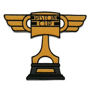 Può includere: Toppa ricamata raffigurante il trofeo Piston Cup del film d'animazione Cars. Il trofeo è dorato con dettagli neri e la scritta "Piston Cup" in nero. Il trofeo ha le ali su entrambi i lati.