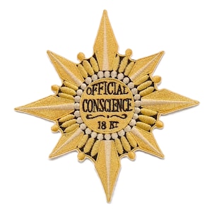 Puede incluir: Parche bordado con diseño de estrella en colores oro y crema. El círculo central presenta las palabras "OFFICIAL CONSCIENCE" y "18 KT" en una fuente marrón oscuro. El parche tiene una apariencia detallada y texturizada.