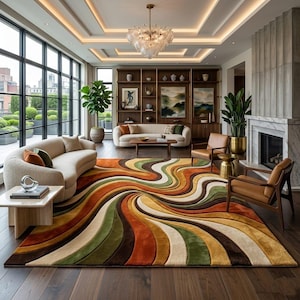 Può includere: Soggiorno con un grande tappeto colorato con un motivo a spirale nei toni del marrone, arancione, verde e crema. La stanza comprende due divani curvi color crema, poltrone in pelle marrone e un camino. Grandi finestre offrono una vista su una terrazza esterna.