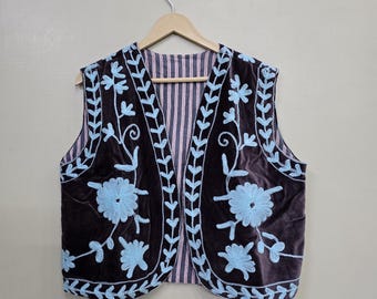 Zwart fluwelen hemd met blauw borduursel