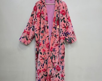 Kimono de terciopelo rosa con estampado floral y de pájaros
