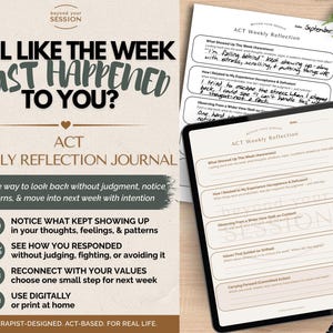 Peut inclure: Un journal de réflexion hebdomadaire ACT avec un schéma de couleurs beige et brun foncé. L'image montre une tablette numérique affichant une page de journal vierge, une version imprimée avec des notes manuscrites et le texte "Feel Like The Week Just Happened To You?"
