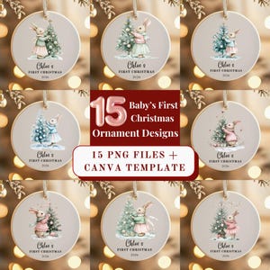 Può includere: Una collezione di ornamenti rotondi in ceramica con illustrazioni di conigli che decorano alberi di Natale. Ogni ornamento riporta il testo Chloe's FIRST CHRISTMAS 2026. L'immagine include un riquadro rosso centrale con il testo 15 Baby's First Christmas Ornament Designs, 15 PNG FILES + CANVA TEMPLATE.