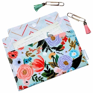 Porte-bons pour Rifle Paper Co.. Porte-chéquier floral. Porte-reçus rose. Étui pour téléphone. Pochette à bijoux. Rosier Garden Party
