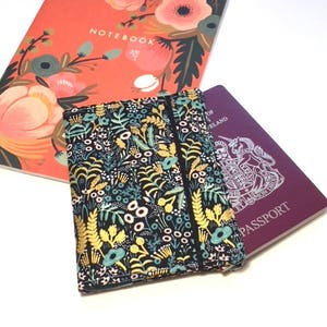 Funda para pasaporte Rifle Paper Co. Cartera de viaje con diseño floral dorado Porta pasaporte Cartera para pasaporte Regalo para viajeros Tapiz Medianoche