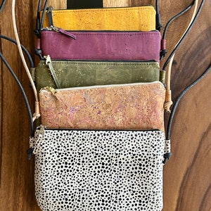 Bolso bandolera de corcho. Monedero de corcho natural. Monedero de piel vegana. Bolso de mano de corcho. Bolso de viaje. Monedero bandolera.