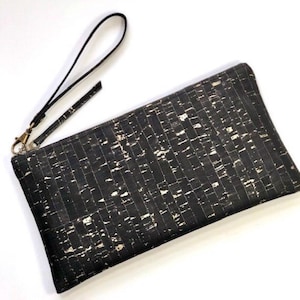 Clutch de corcho negro con dorado metalizado. Bolso de mano de corcho. Clutch de pulsera de corcho. Monedero de piel vegana. Correa de muñeca vegana. Un regalo para ella.