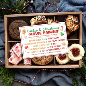 Könnte beinhalten: Eine braune Box gefüllt mit verschiedenen Weihnachtskeksen und einer Karte mit der Aufschrift "Cookie & Christmas Movie Pairing" mit einer Liste von Cookie- und Filmpaarungen.