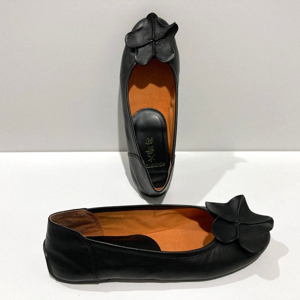 Rocket Dog Ballerina Flats with Sun Flower - Black Flats Shoes - Vintage 1990's Leather Slip-Ons Size 8.5 M - Embellishment on Front Toe