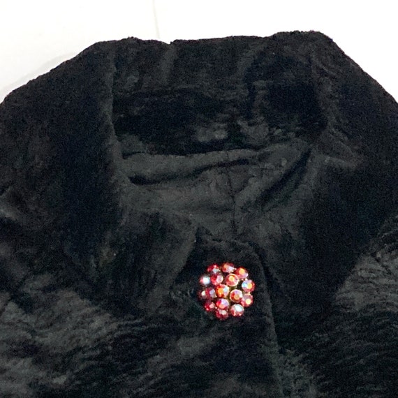 Black Faux Fur Cape with Rhinestone Button - Vint… - image 3