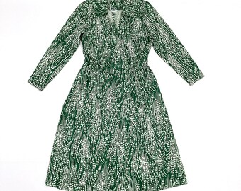 Wrap Dress by Sears Fashions 1970's Vintage Green and White Floral Print /Mod  Collar with V-Neck / Polyester Fabric / Women's Size Medium